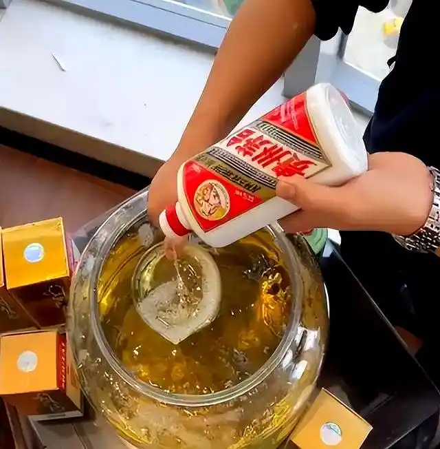 茅台价格下滑原因_贵州茅台股票 2025年最低点_茅台股价与上证指数反差