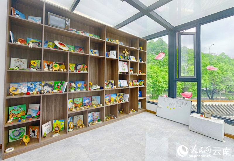 学生们制作的手工。人民网 尹馨摄